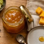 Confiture de mangue brillante au citron vert