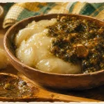 Placali : pâte de manioc fermentée, sauce graine sombre et gombo brillante