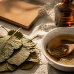 Infusion de djéka pour djéka bienfaits, feuilles sur tissu beige et cuillère en bois