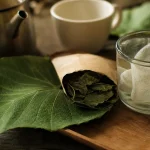 Feuille de djeka fraîche sur un plateau, infusion et feuilles séchées