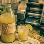 Jus de canne a sucre frais dans un verre glacé, glaçons et citron vert