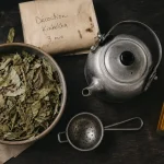 Feuilles de kinkeliba séchées et décoction ambrée pour la digestion et le foie