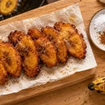 Beignets de banane plantain croustillants à 170 °C, sucre glace et cannelle