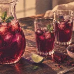 Bissap alcool au rhum, hibiscus et glaçons, menthe