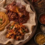 Nourriture Ethiopie : injera, wat rouge et shiro, plateau éthiopien