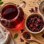 Comment faire du bissap maison : carafe de bissap rouge, infusion 20 minutes et citron